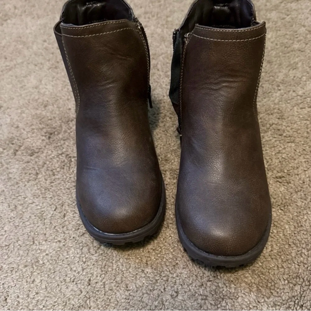 The Children’s Place, Boys Chelsea Boots - Brown- Size 2 - Picture 6 of 6